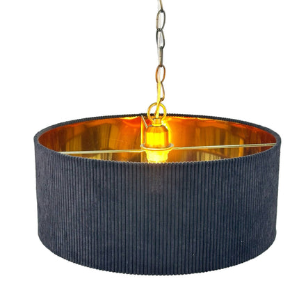 Lampă suspendată cu abajur din material textil, design canelat, interior din bronz