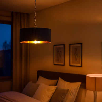 Lampă suspendată cu abajur din material textil, design canelat, interior din bronz