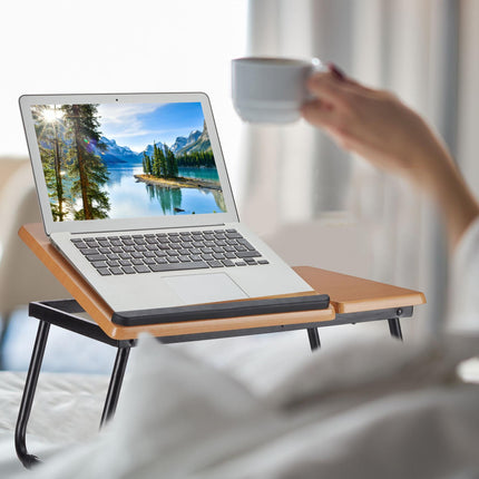 Masa pentru laptop cu suprafata de lucru inclinabila