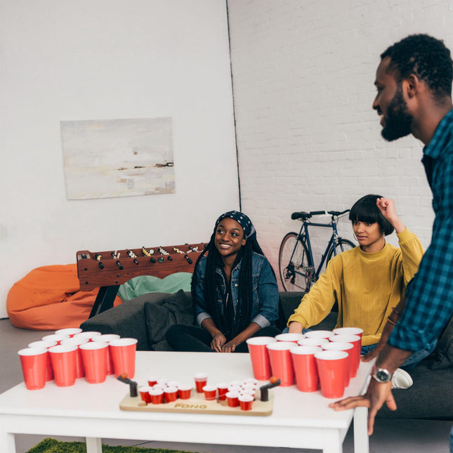 Mini Beer Pong cu cești roșii