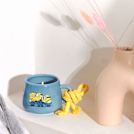 Lumânare parfumată Minions în cană ceramică – Aromă florală fructată