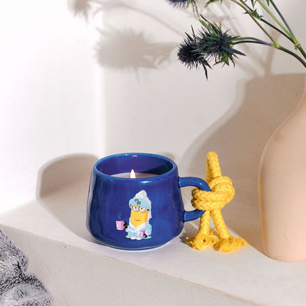 Lumânare parfumată Minions în cană ceramică – Fructat și floral