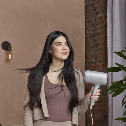 Uscător de păr Panasonic Nanoe 1600W cu duză de uscare rapidă, pliabil, gri