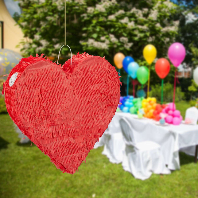 Pinata roșie în formă de inimă