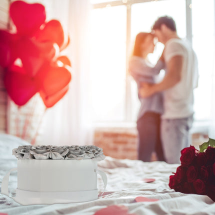 Cutie cu trandafiri albi cu 18 trandafiri argintii