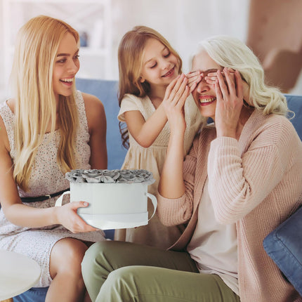 Cutie cu trandafiri albi cu 18 trandafiri argintii